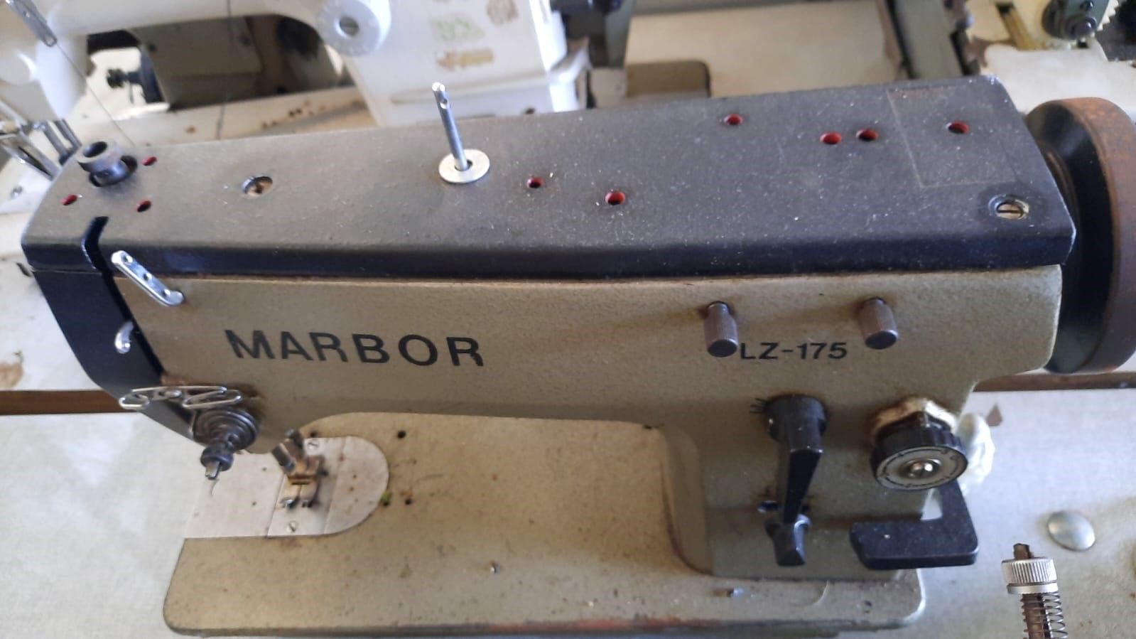 comercial Maquina costura Marbor LZ - 175 Bordadeira Zig Zag com mesa pedais e motor usada precisa revisão
R$1.000