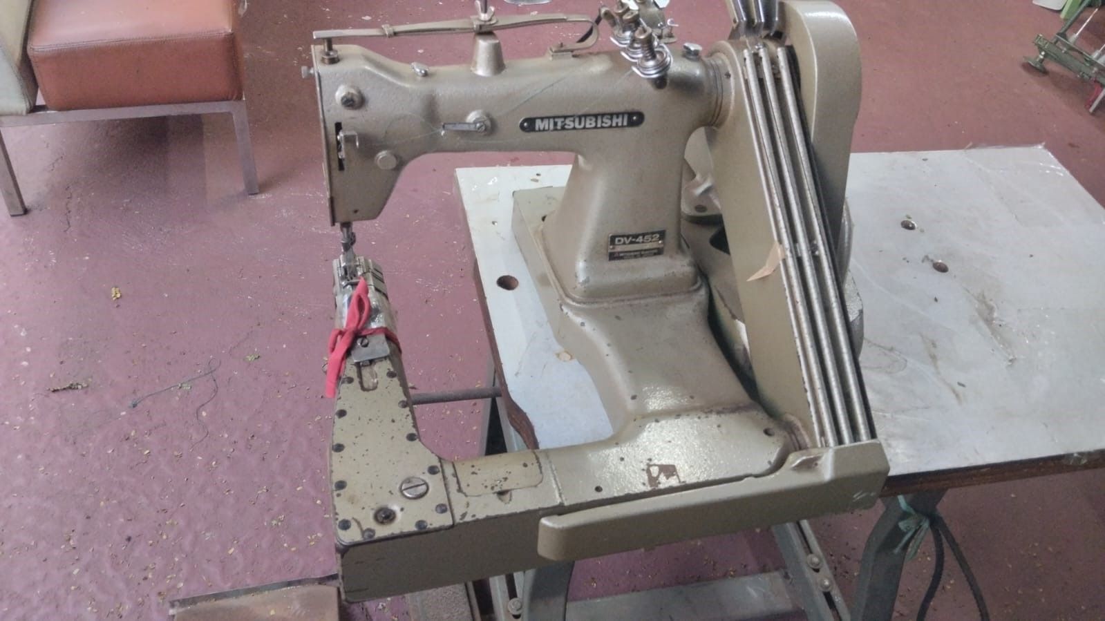 Maquina de costura industrial fechadeira de braço Mitsubishi dv 452 para materias pesados usada
R$3.000