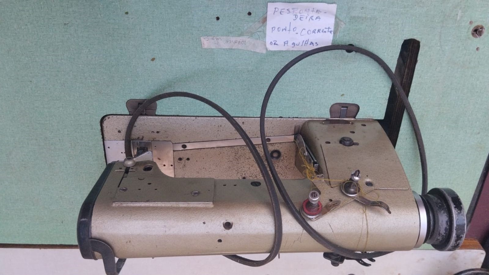 Maquina de costura PFAFF pespontadeira ponto corrente 02 agulhas com mesa sem motor precisa revisão
R$800
