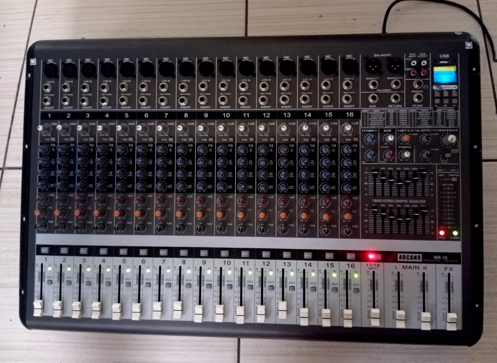 Mesa De Som Ativa 2x650w Arcano Mr-16 18 Canais duplo equalizador efeito de voz Usb 220 volts