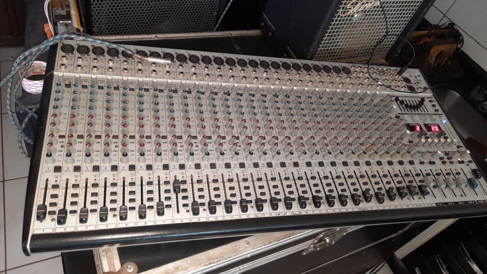 Movel Mesa De Som Behringer Eurodesk Sl3242fx Pro 32 Canais Mixer bem conservada funcionando 100%
R$3.000