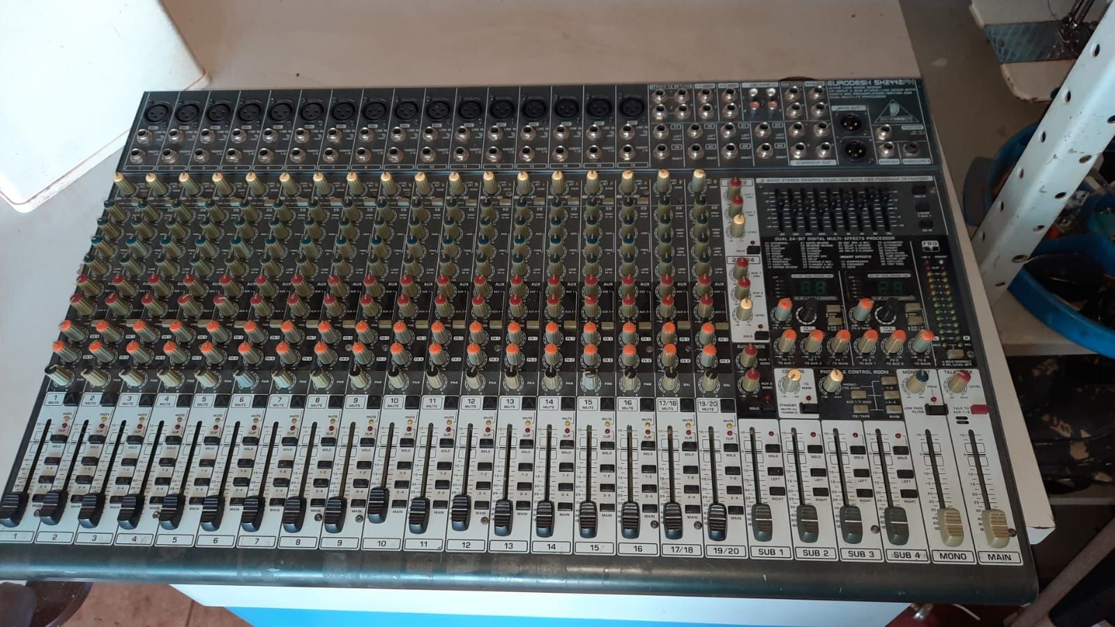 som Mesa de som Behringer Eurodesk sx2442fx com 20 canais efeito e equalizador bem conservada
R$2.000