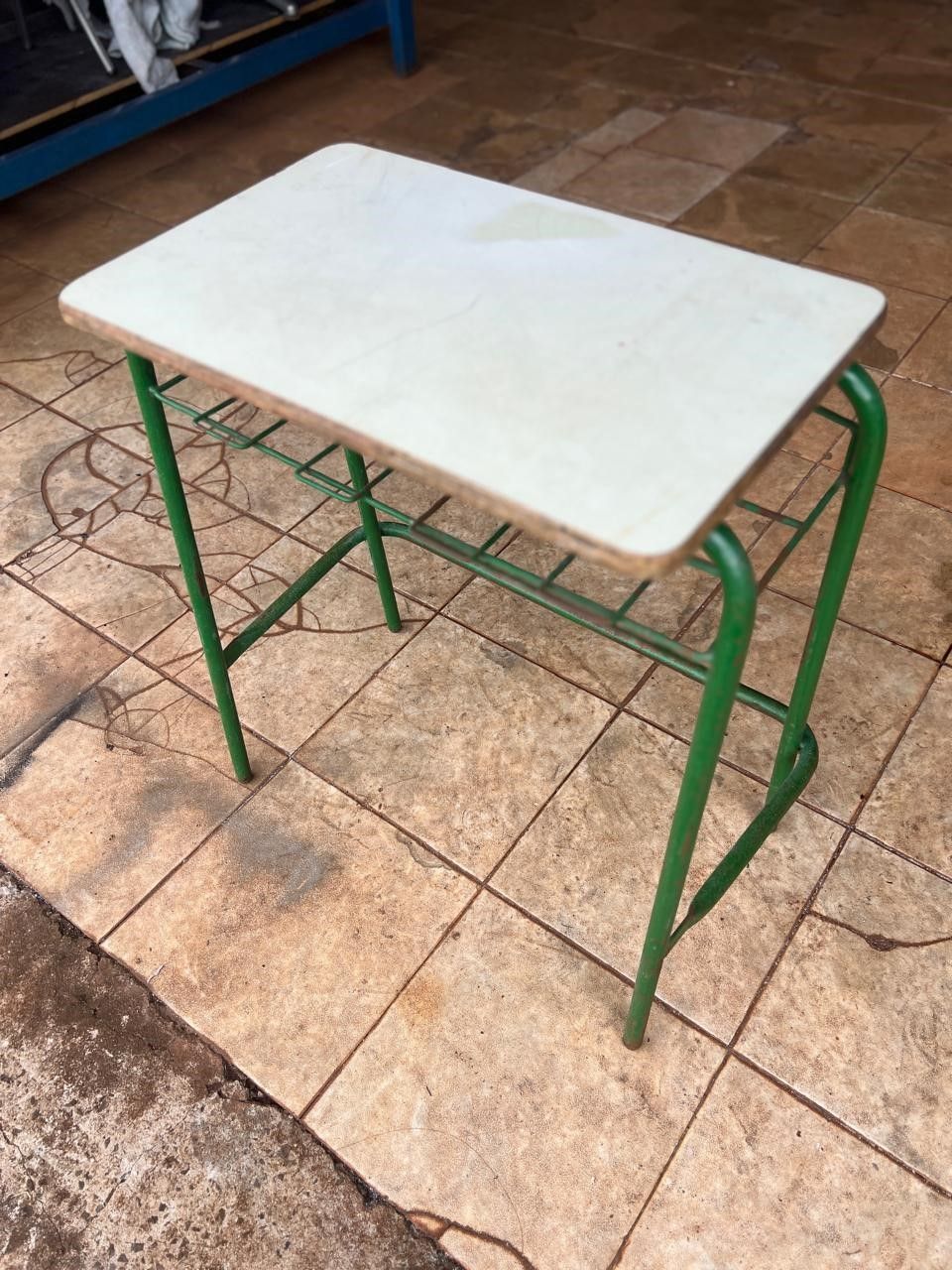 Mesinha super forte 0,60x0,38cm por 0,78 cm de altura ideal para aquários bem conservada