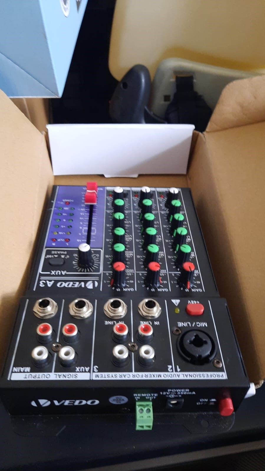 Mesa Vedo A3 12 volts com 3 canais phantom sistema estéreo para uso em carros semi nova