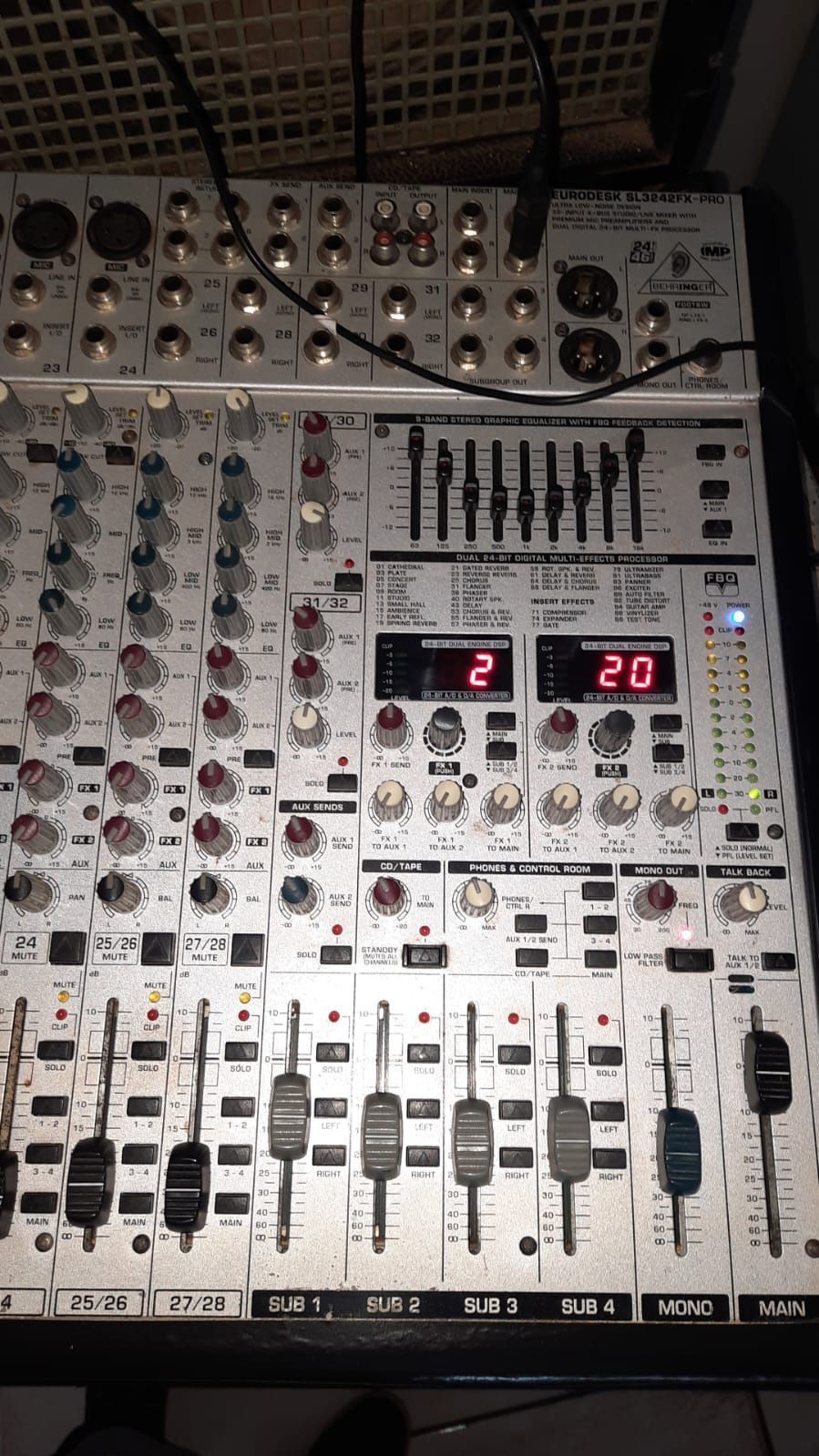 Mesa De Som Behringer Eurodesk Sl3242fx Pro 32 Canais Mixer bem conservada funcionando 100%
R$3.000
