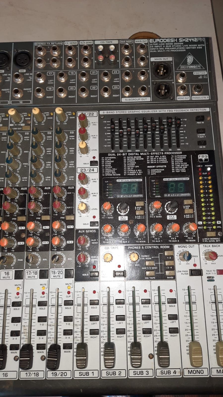 Mesa de som Behringer Eurodesk sx2442fx com 20 canais efeito e equalizador bem conservada
R$2.000