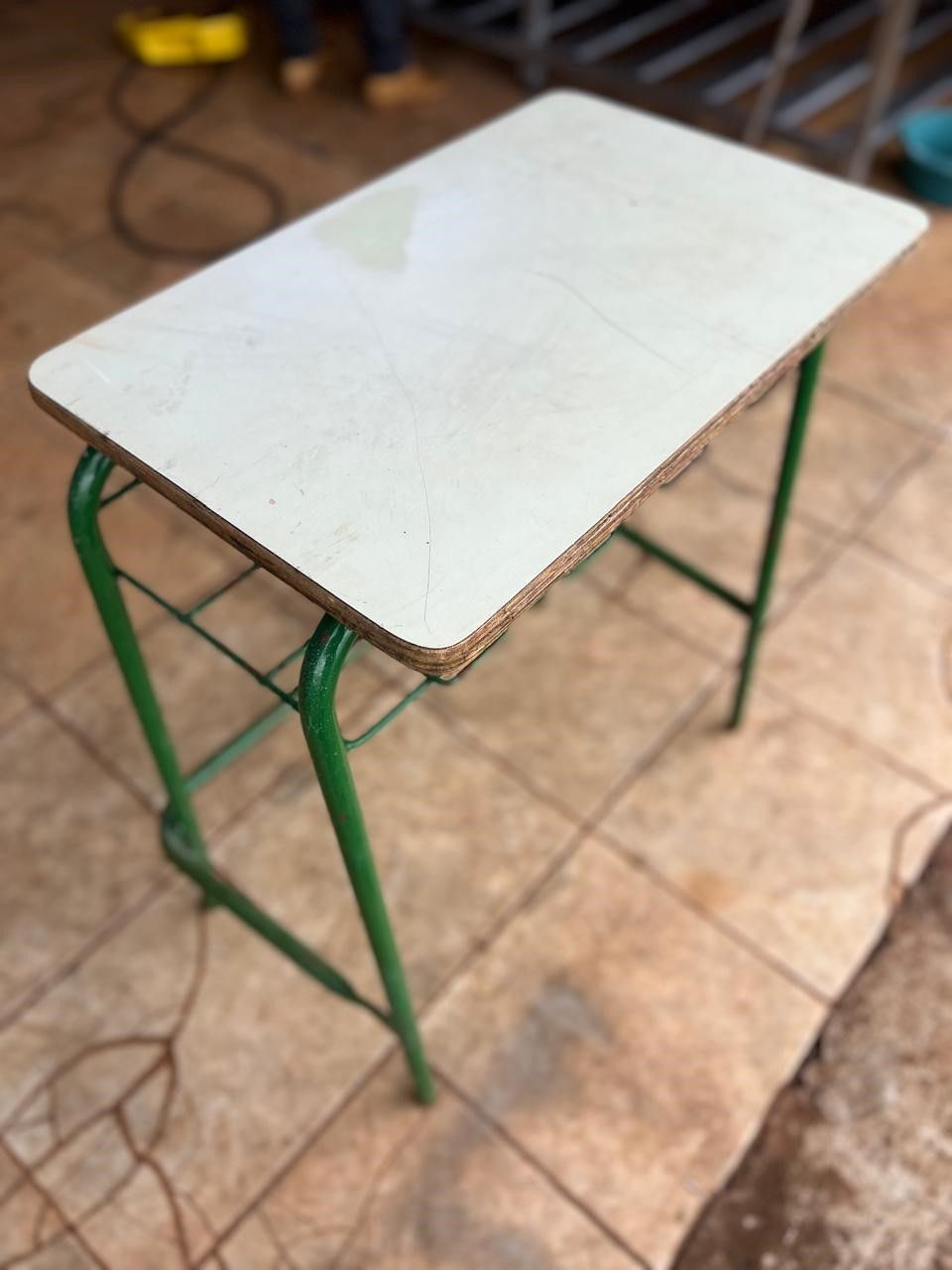 Mesinha super forte 0,60x0,38cm por 0,78 cm de altura ideal para aquários bem conservada