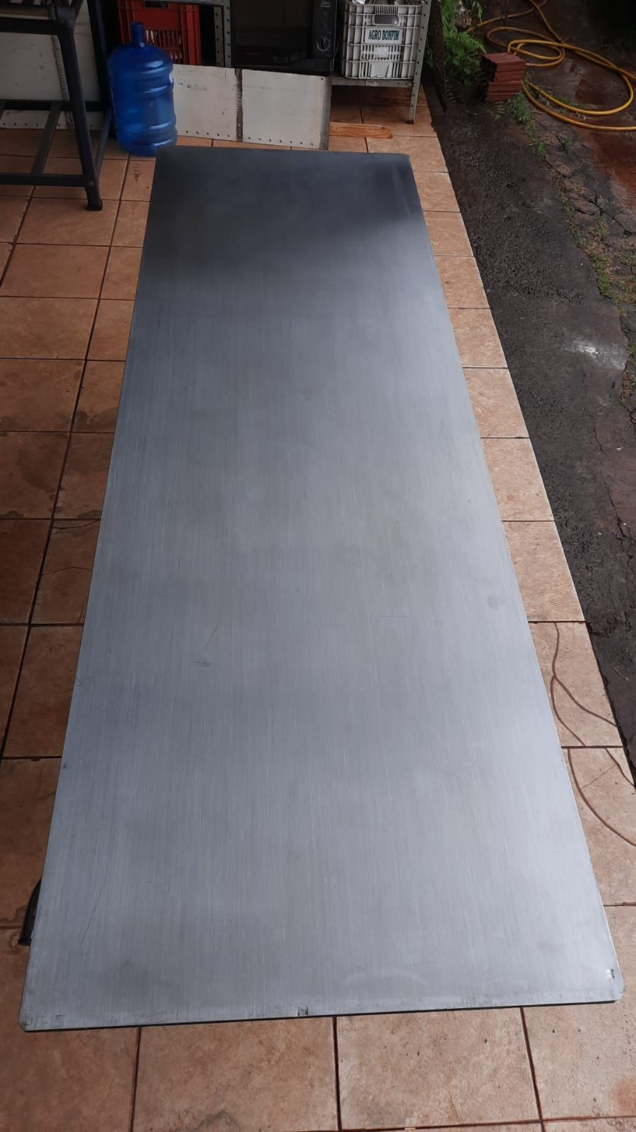 Mesa e base toda em inox forte com 1,95x0,63x0,78 bem conservada