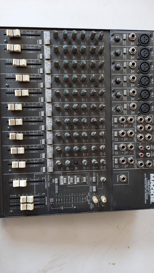 Mesa de som Mackie 1402 Vlz Pro 10 canais funcionando 100% usada
R$1.000