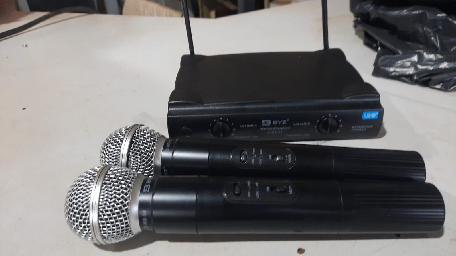 Microfone se fio Byz D- Mb95 com 02 mic e base bem conservado funcionando 100%