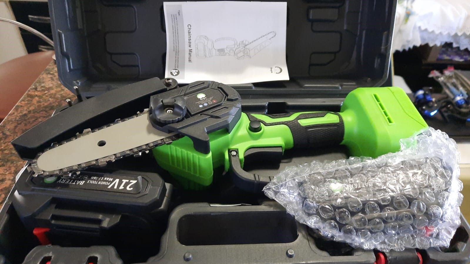 Moto serra mine portátil com duas baterias carregador e maleta novinha na caixa