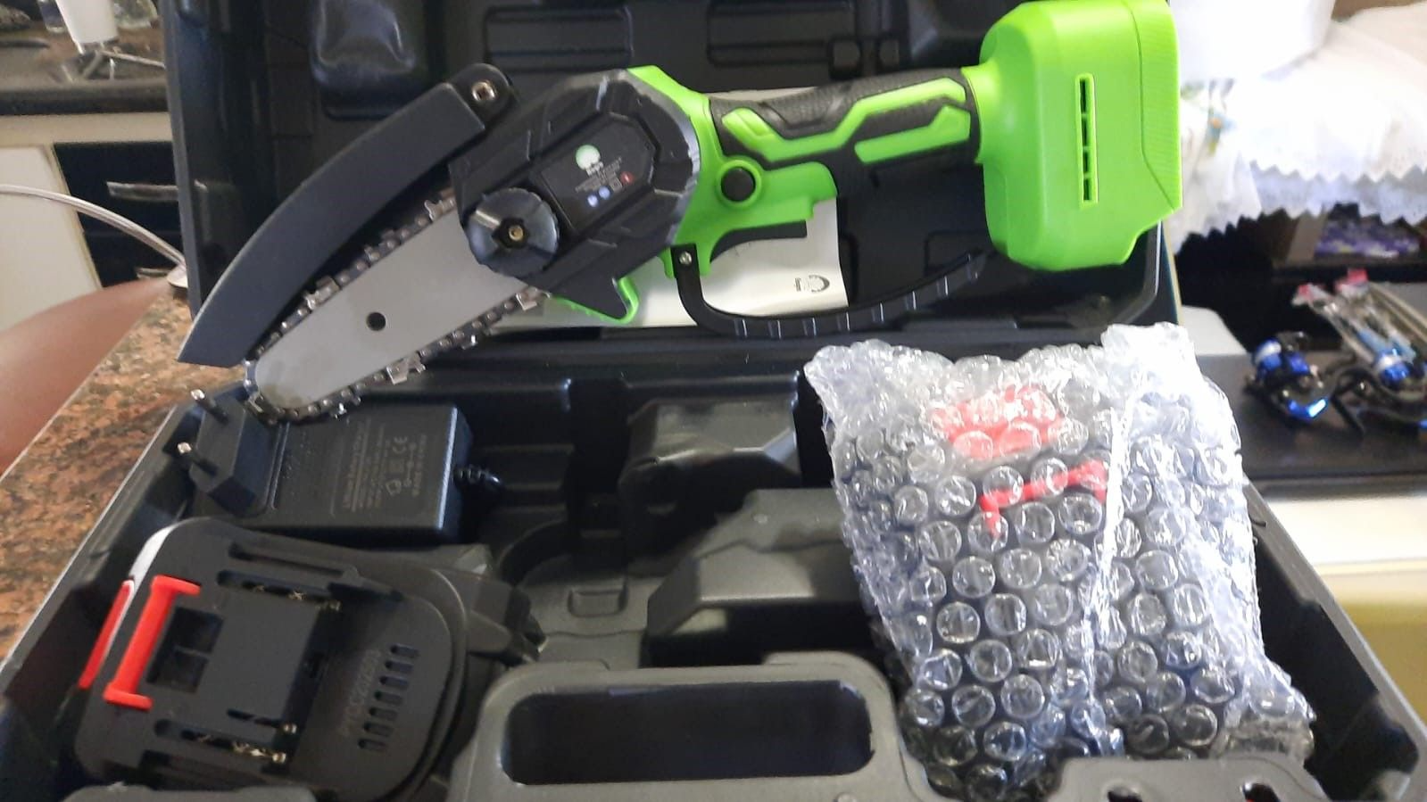 Moto serra mine portátil com duas baterias carregador e maleta novinha na caixa