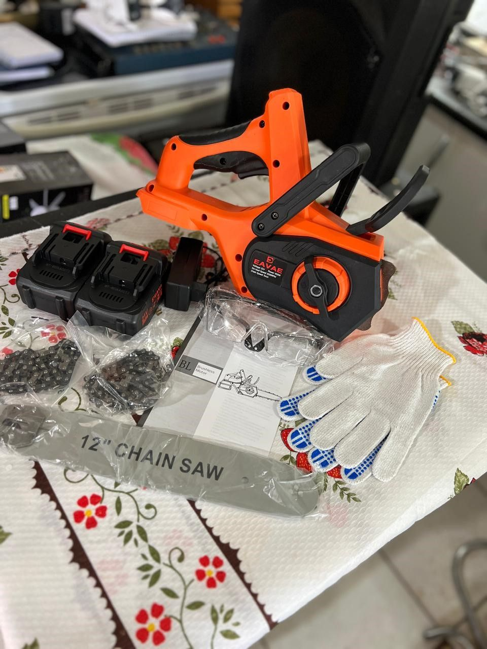 Moto serra elétrica 12 Polegadas 2 baterias na caixa