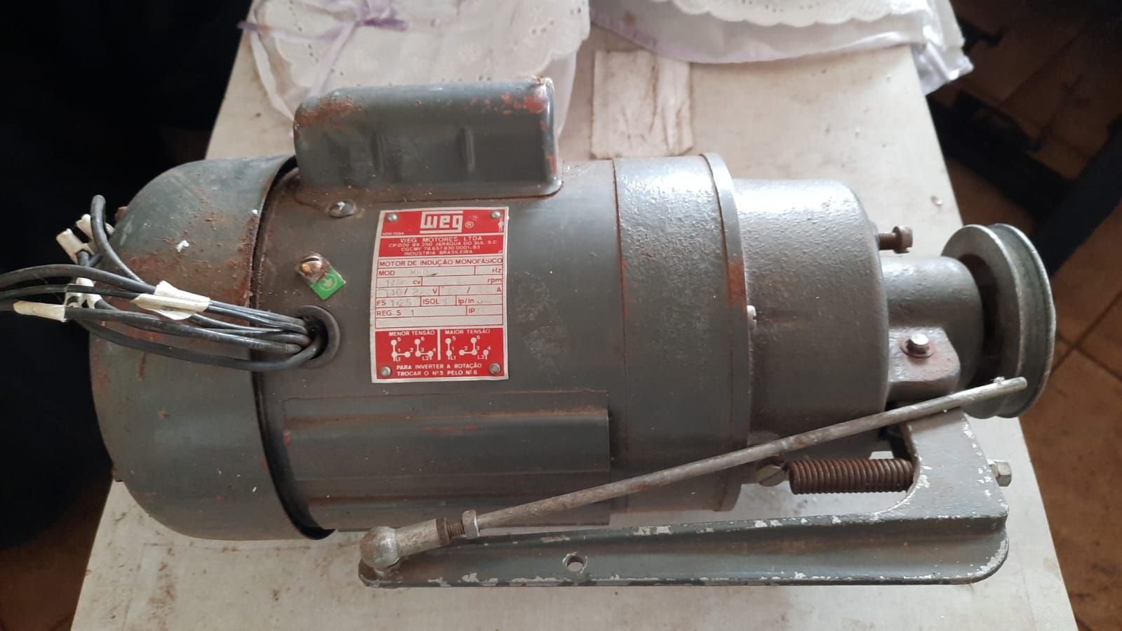 ferramenta Motor Weg 1/2 1745 rpm para maquina de costura bem conservado funcionando com garantia
R$300