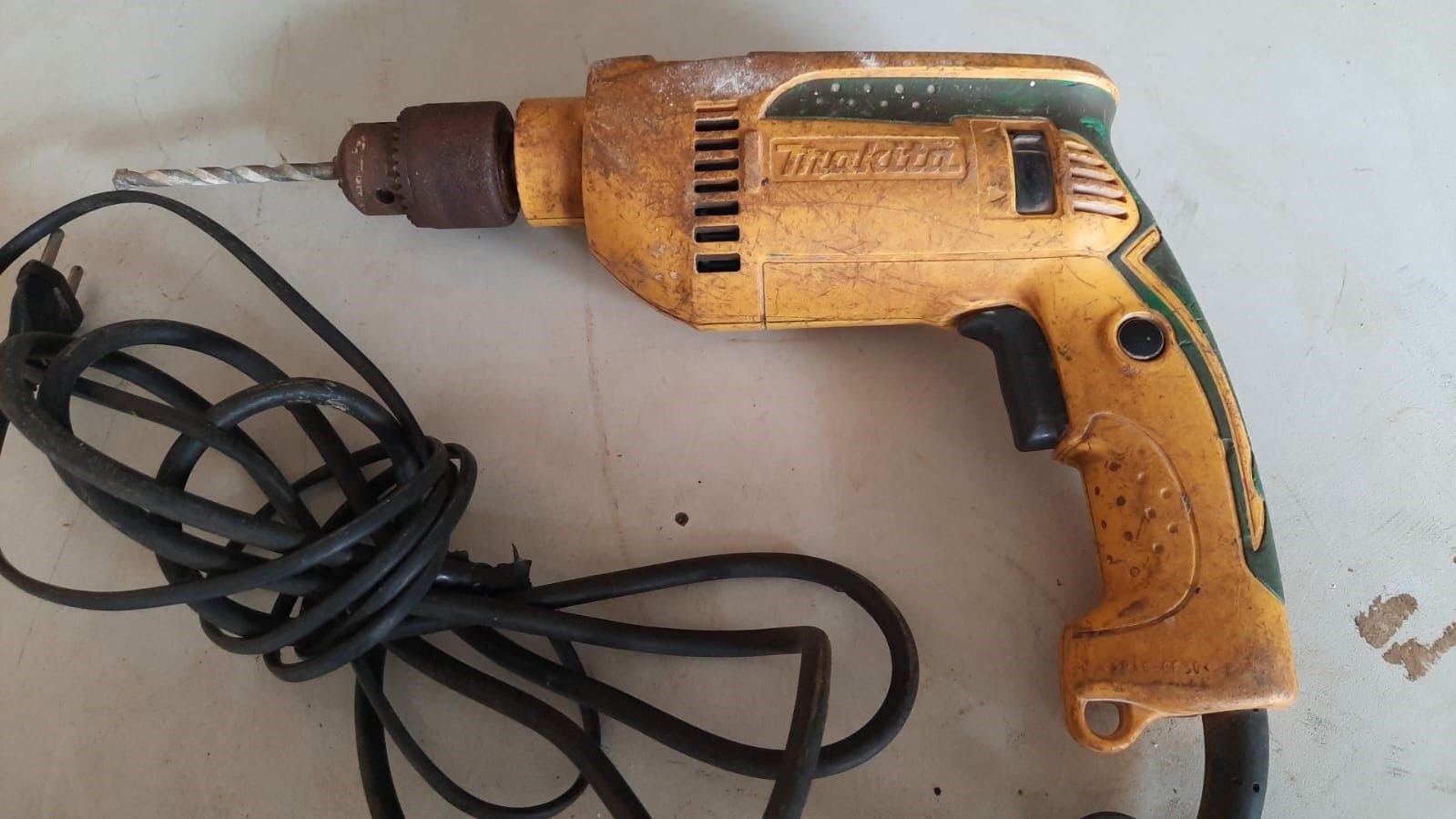 Furadeira de impacto Makita 680 watts 127 volts modelo hp 2016 usada funcionando 100%