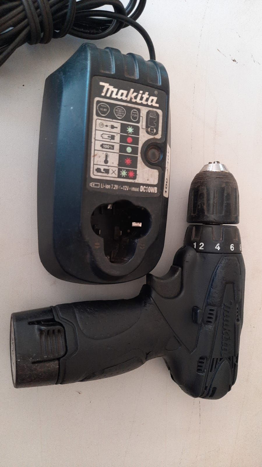 ferra Parafusadeira Makita 12 volts com bateria Lition e carregador todos originais funcionando 100%
R$400