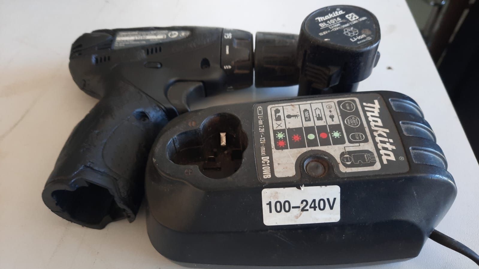 Parafusadeira Makita 12 volts com bateria Lition e carregador todos originais funcionando 100%
R$400