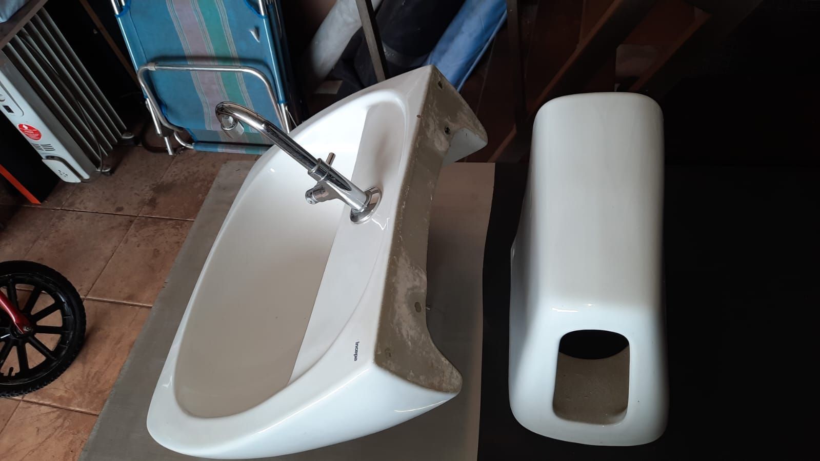 Pia banheiro com coluna suspensa Incepa com torneira inox semi nova