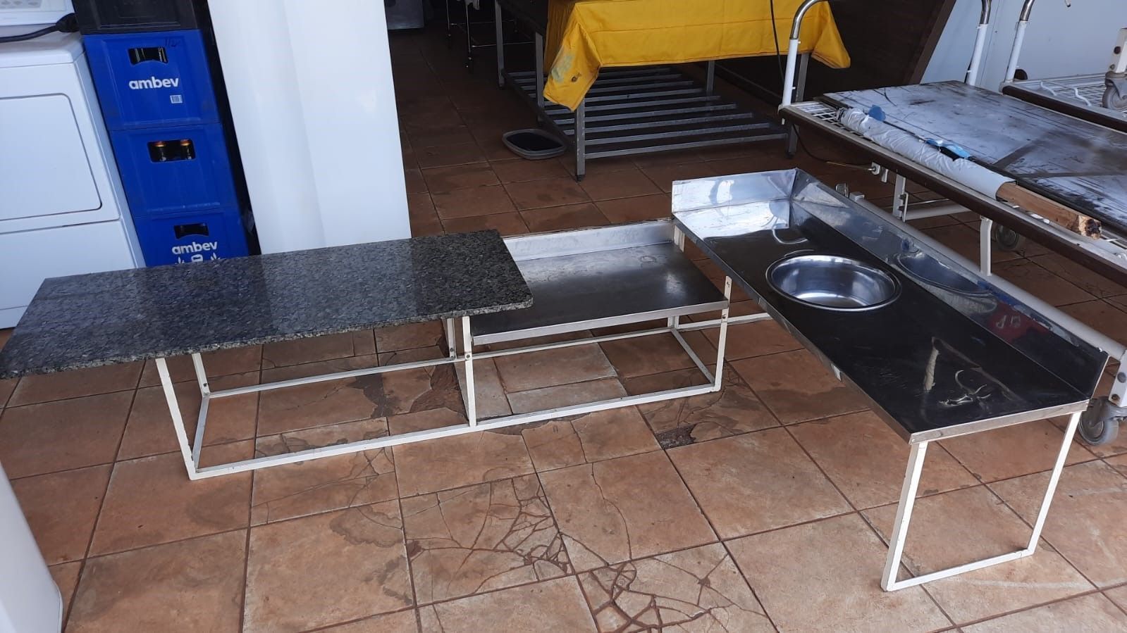 Móvel Pia em inox e mesa em marmore com base fixa de parede em L ideal para manipulação de alimentos