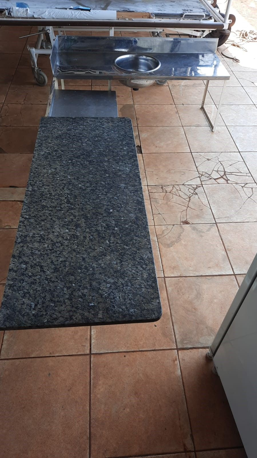 Pia em inox e mesa em marmore com base fixa de parede em L ideal para manipulação de alimentos