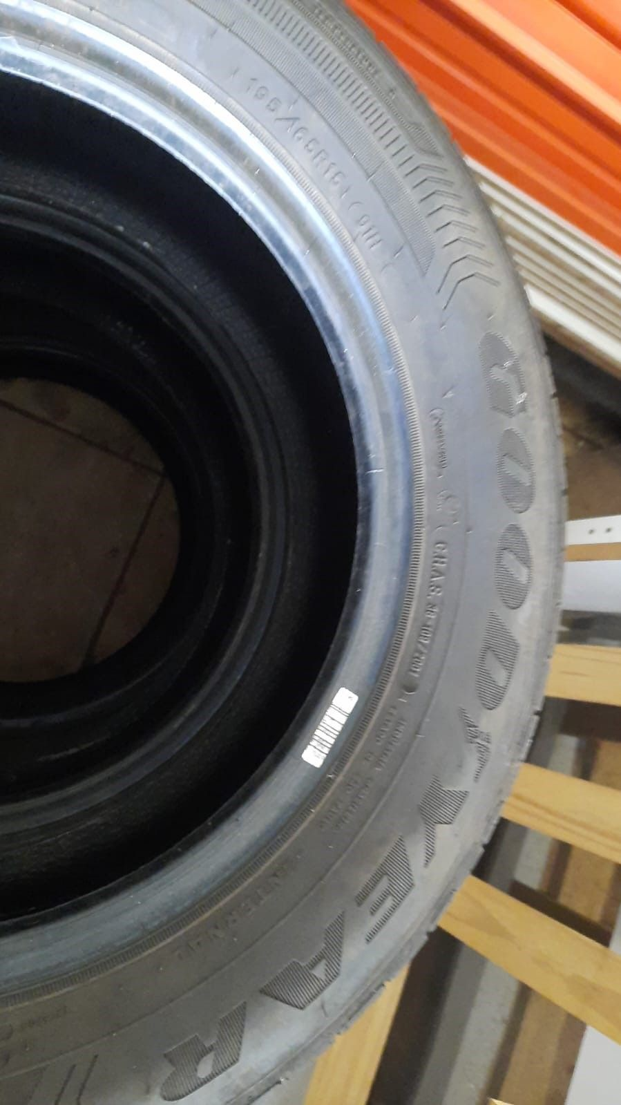 moveis Pneus 195x65x15 jogo 04 sendo 2 Pirelli e 2 Goodyear todos usados na linha de segurança