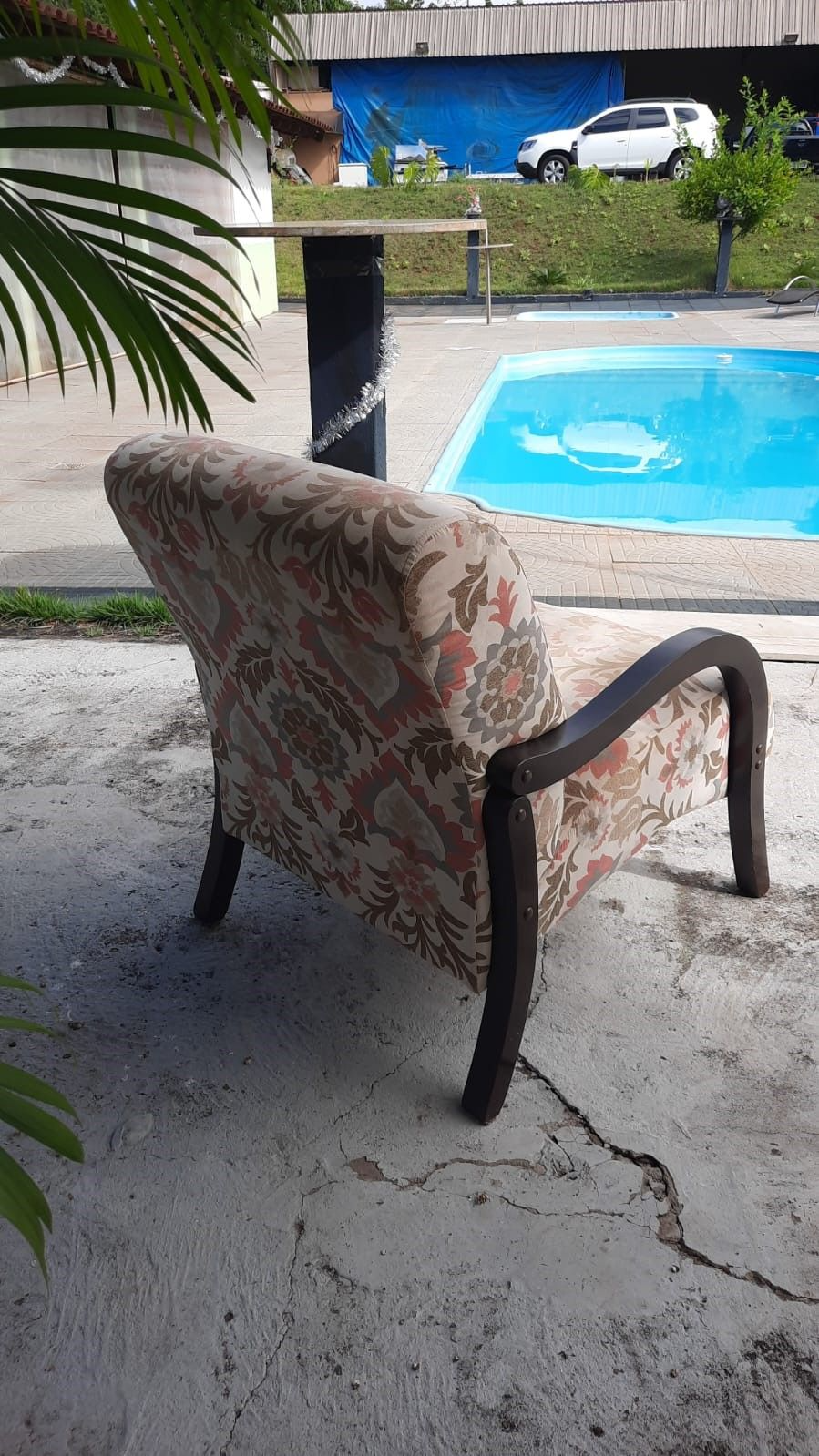 som Poltrona em tecido e madeira muito confortável bem conservada