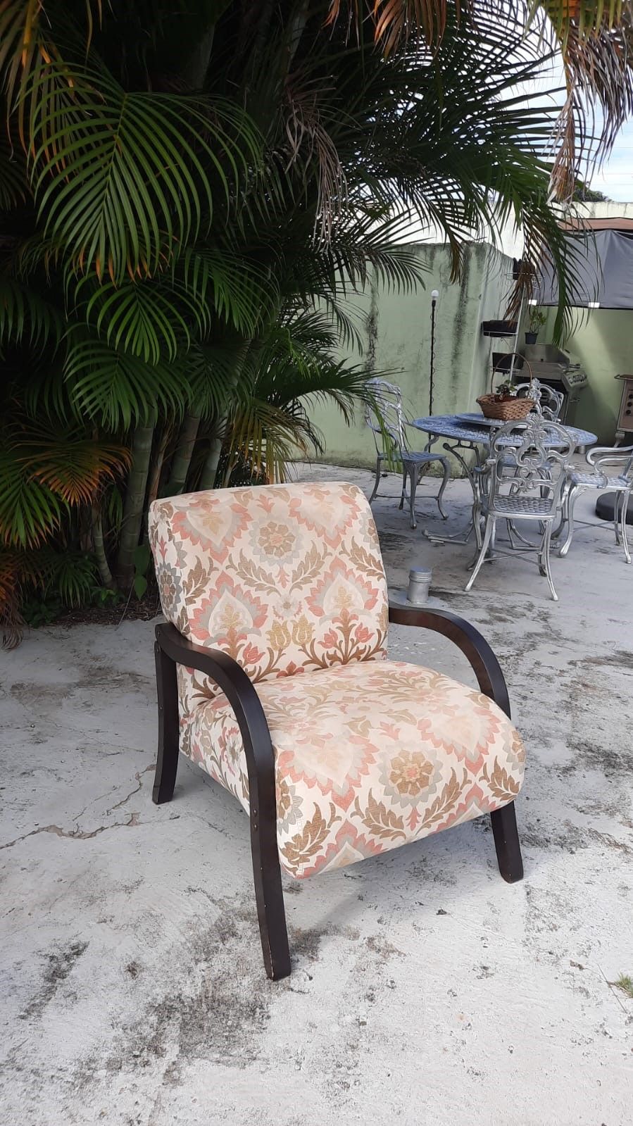 Poltrona em tecido e madeira muito confortável bem conservada