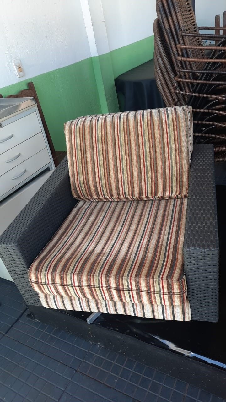 Poltrona giratória com base em alumínio e almofadas soltas bem conservada