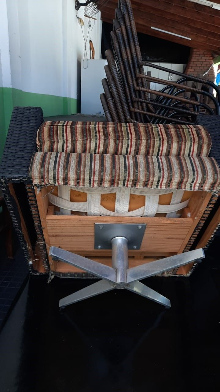 Poltrona giratória com base em alumínio e almofadas soltas bem conservada