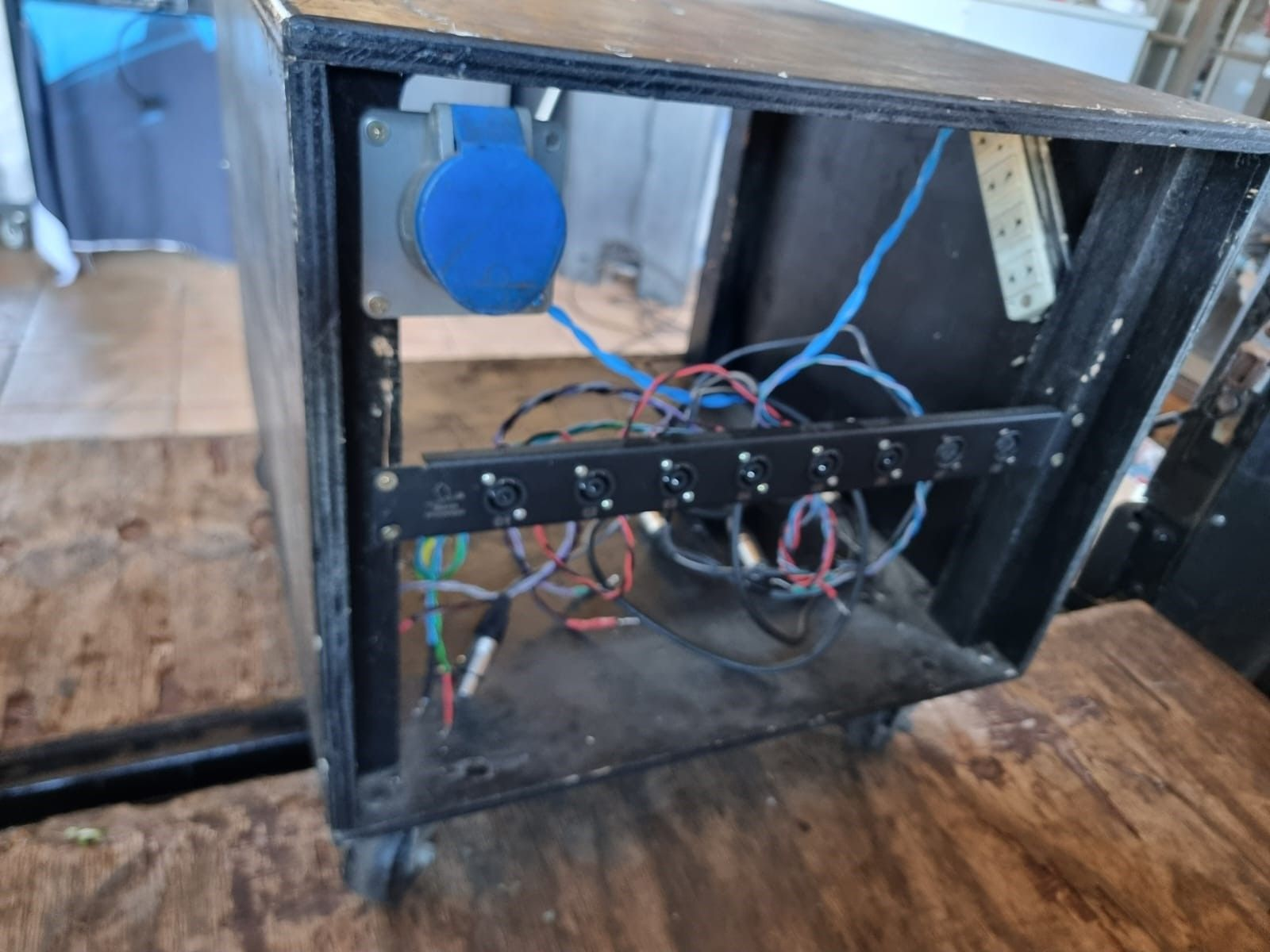 Rack de potência 0,54x0,43 cm naval com conectores xlr/spekon regua de energia e rodinhas