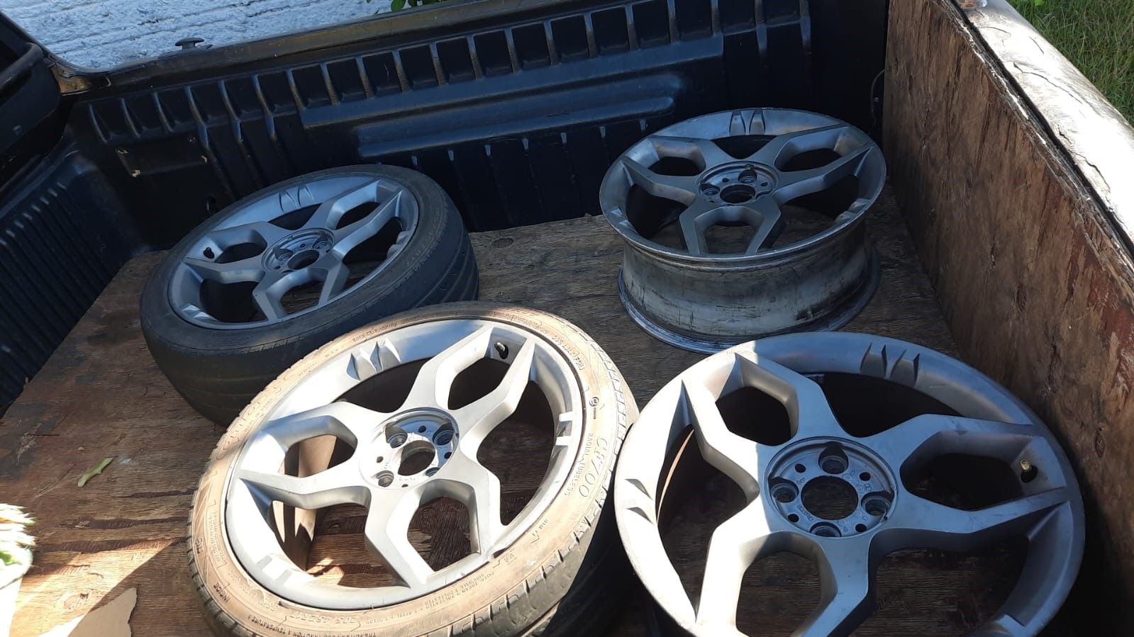 Rodas aro 17 04 furos Stilo Schumacher 02 com pneus e 2 sem, elas vazam precisam de camera de ar