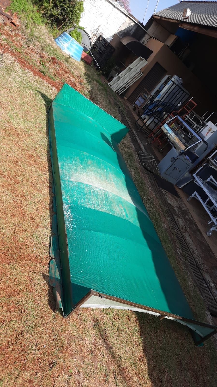 comercial Toldo 3,85x1,52 m ideal para corredor usado com detalhes na lona
R$500