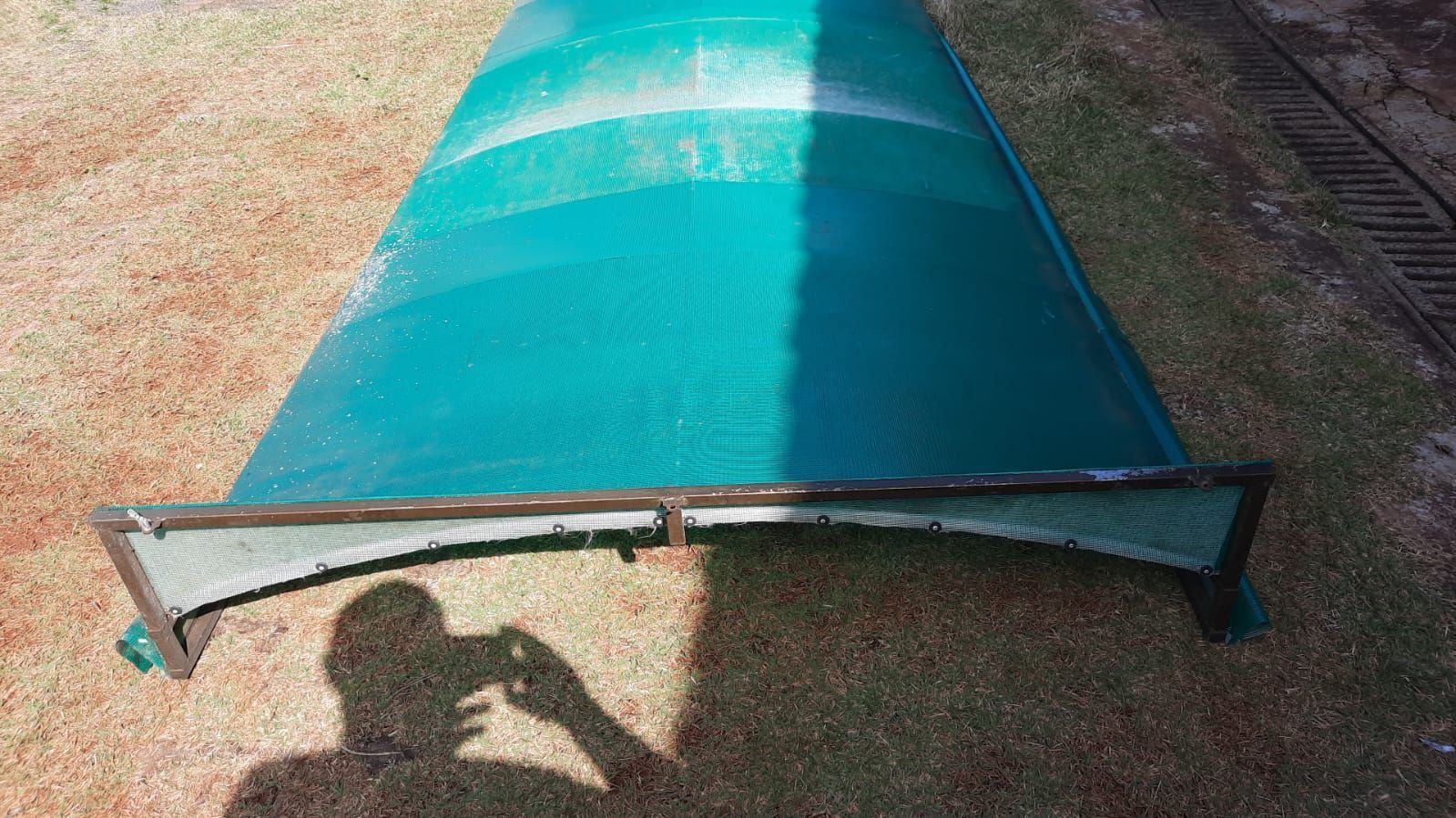 Toldo 3,85x1,52 m ideal para corredor usado com detalhes na lona
R$500