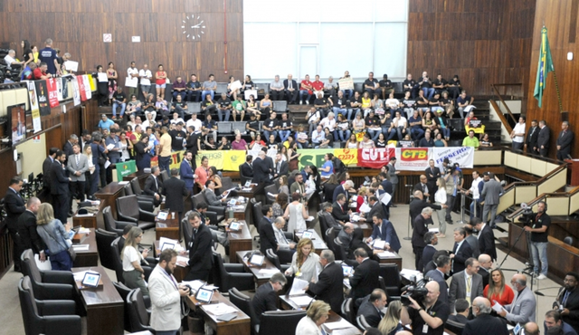 Eduardo Leite e deputados da base aliada acabam com diversos direitos dos  servidores