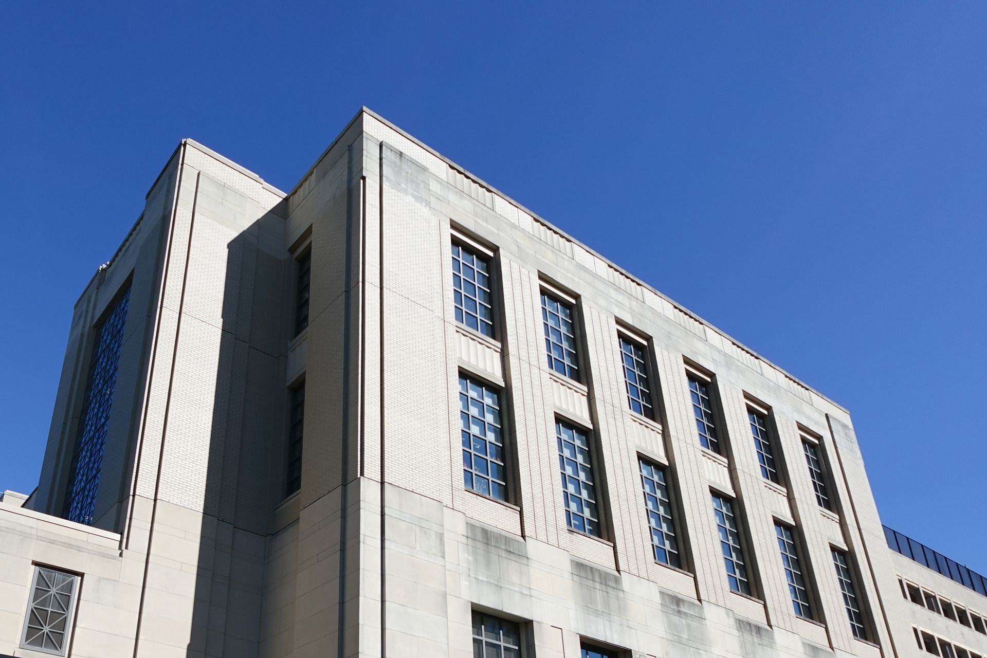 The courthouse in downtown Lexington, Kentucky against a blue sky