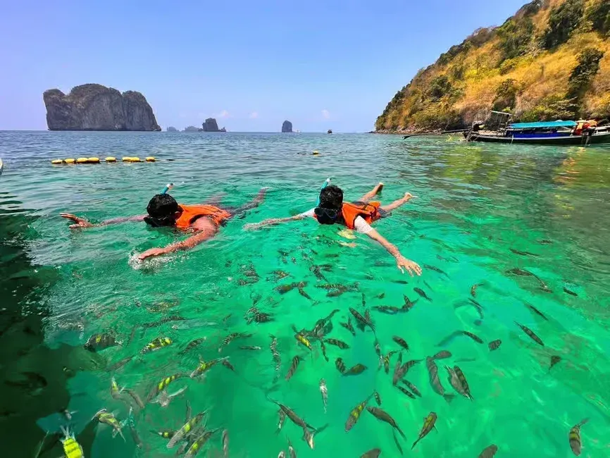 2 kids enjoying snorkeling