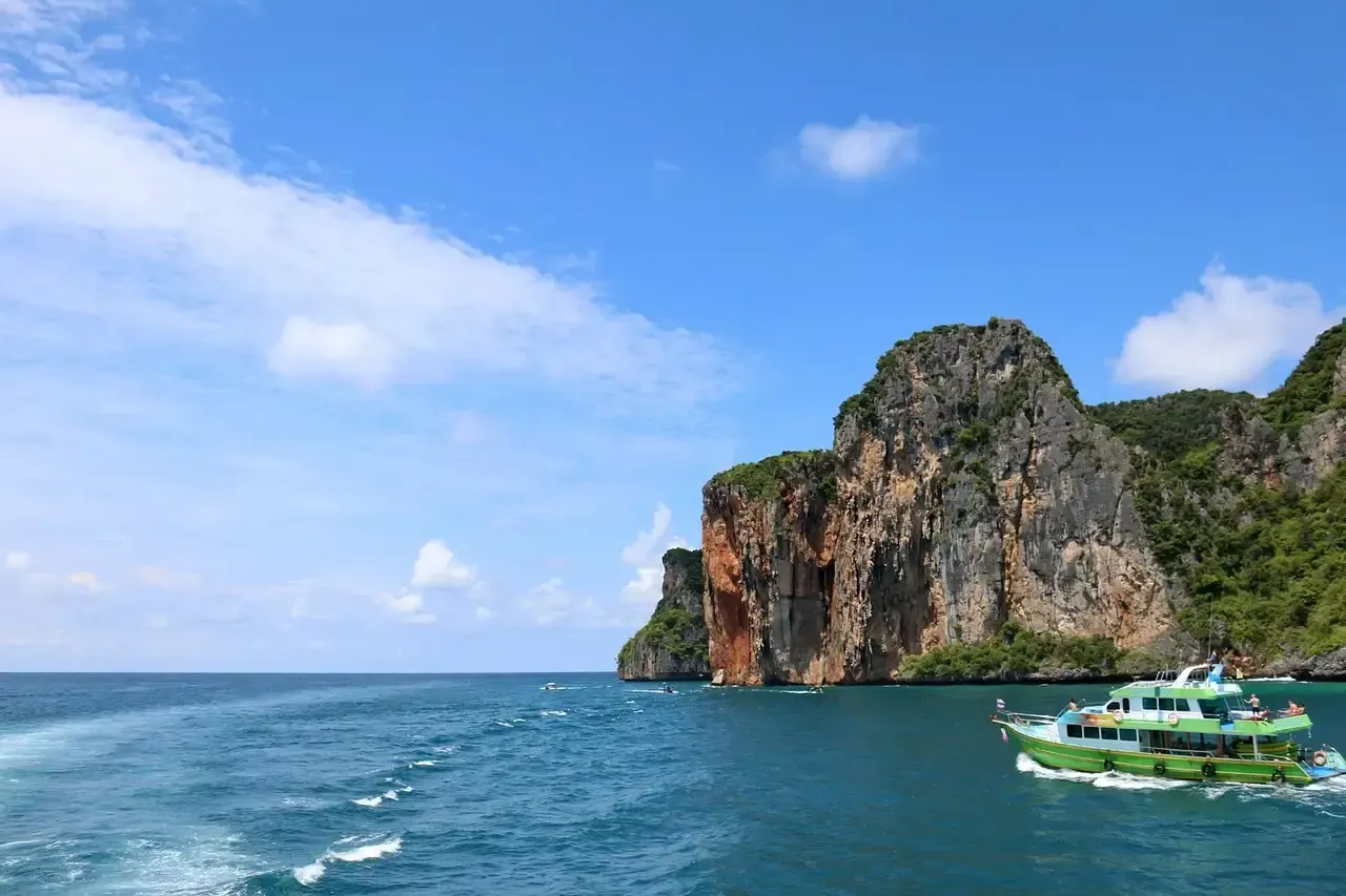 boat leaving koh phi phi islands
