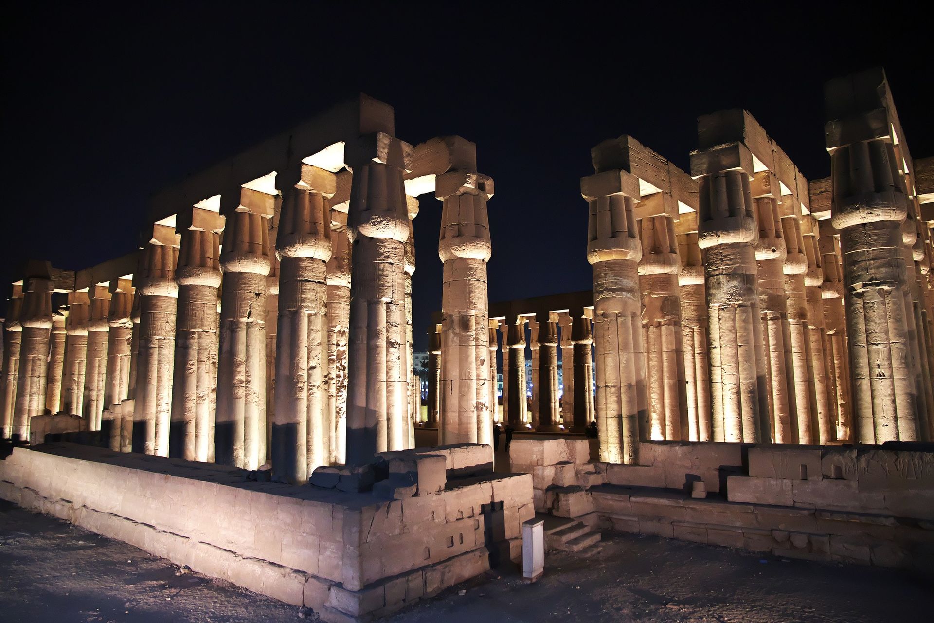 luxor_temple_at_night