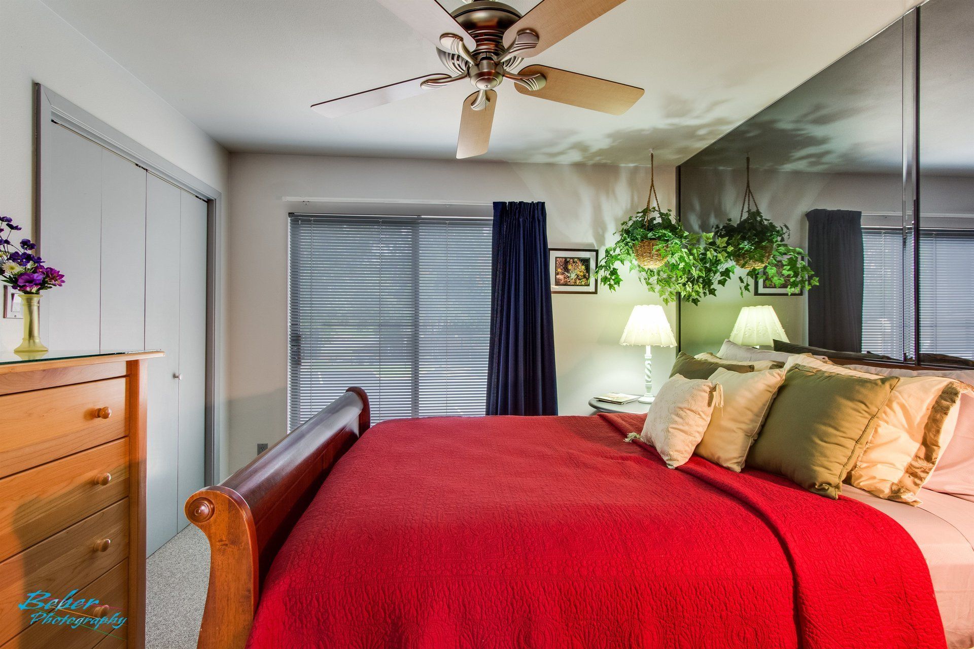 Red bed in cozy room at Willow Beach D7