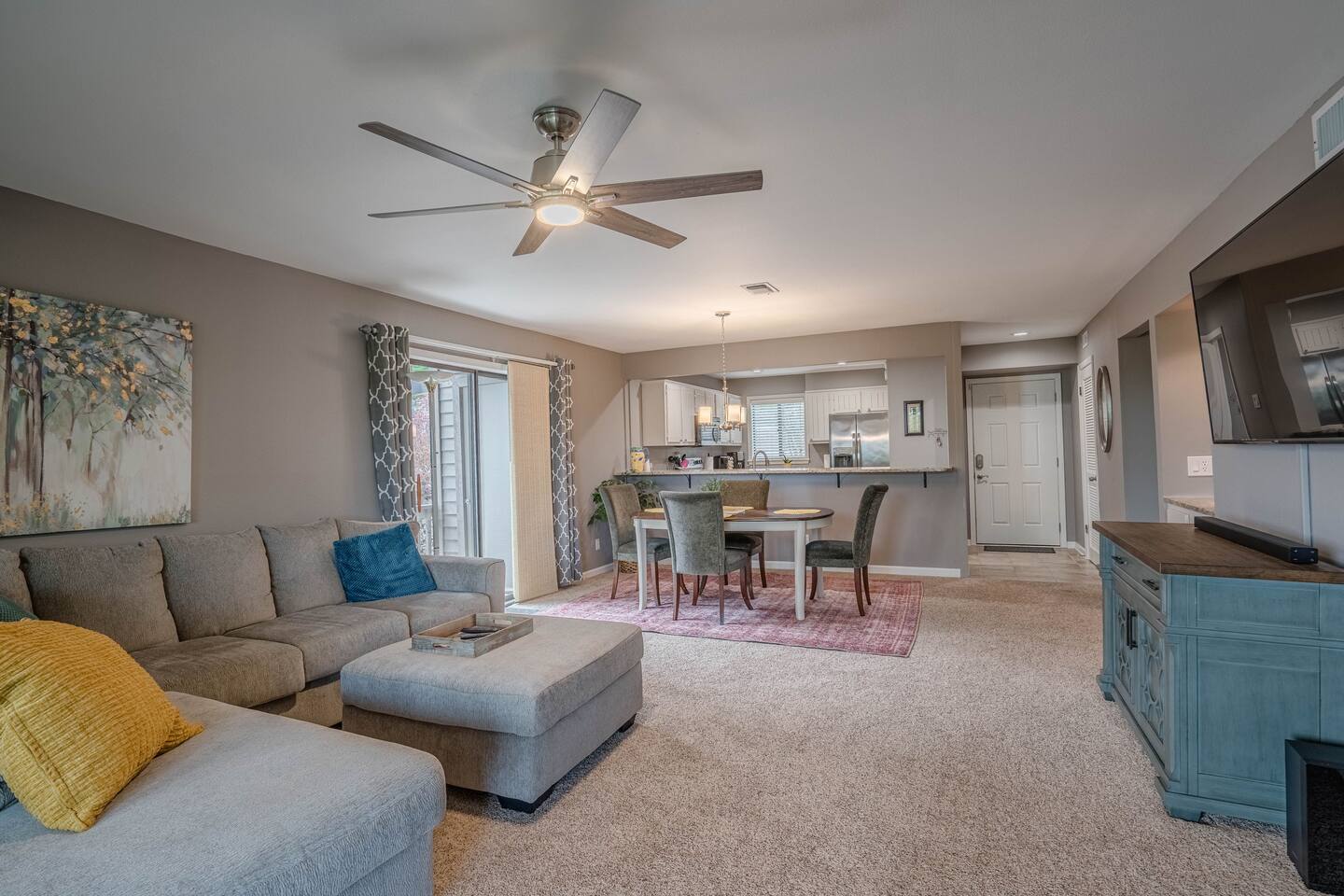 A living room filled with furniture and a ceiling fan.