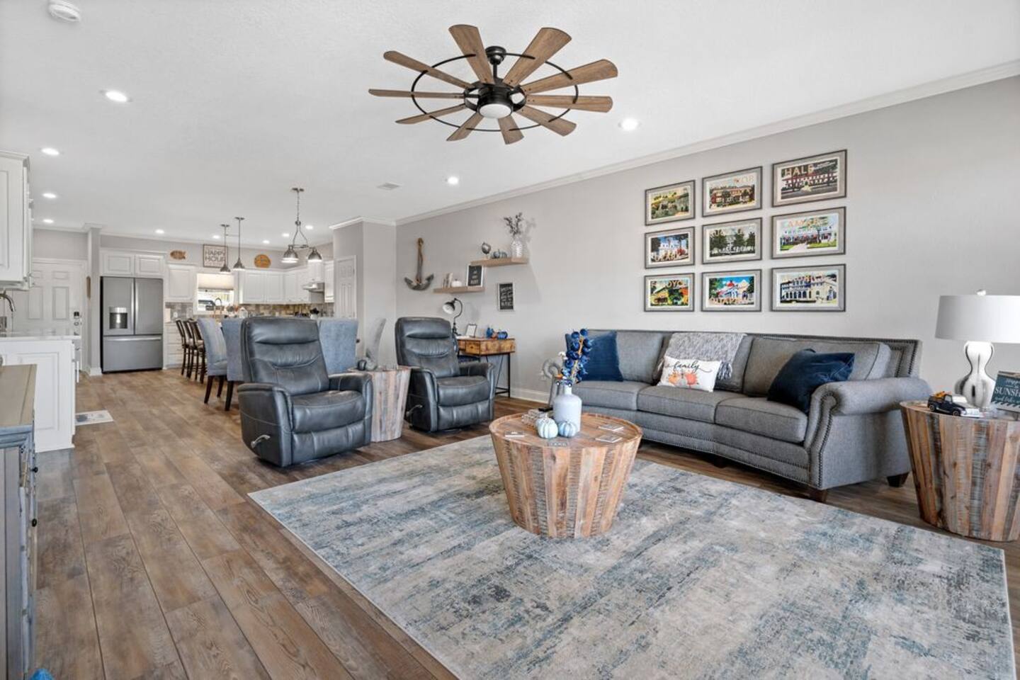 A living room filled with furniture and a ceiling fan.