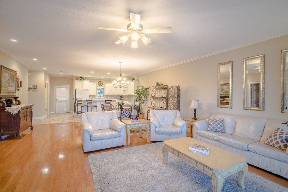 A living room filled with furniture and a ceiling fan.