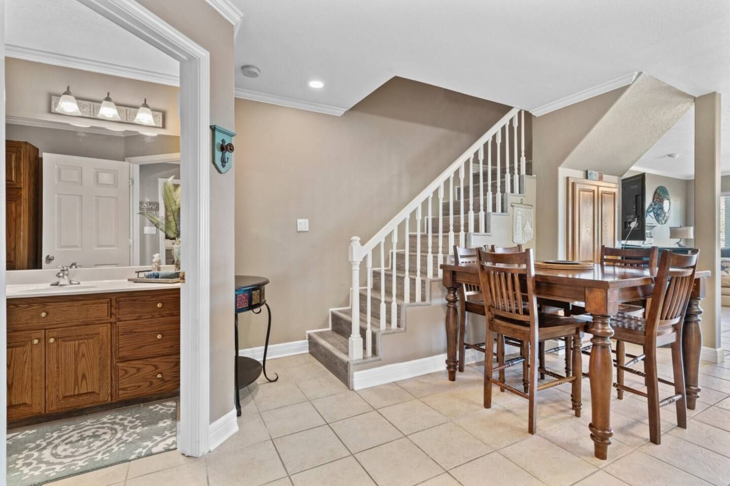 There is a dining table and chairs in the middle of the room.