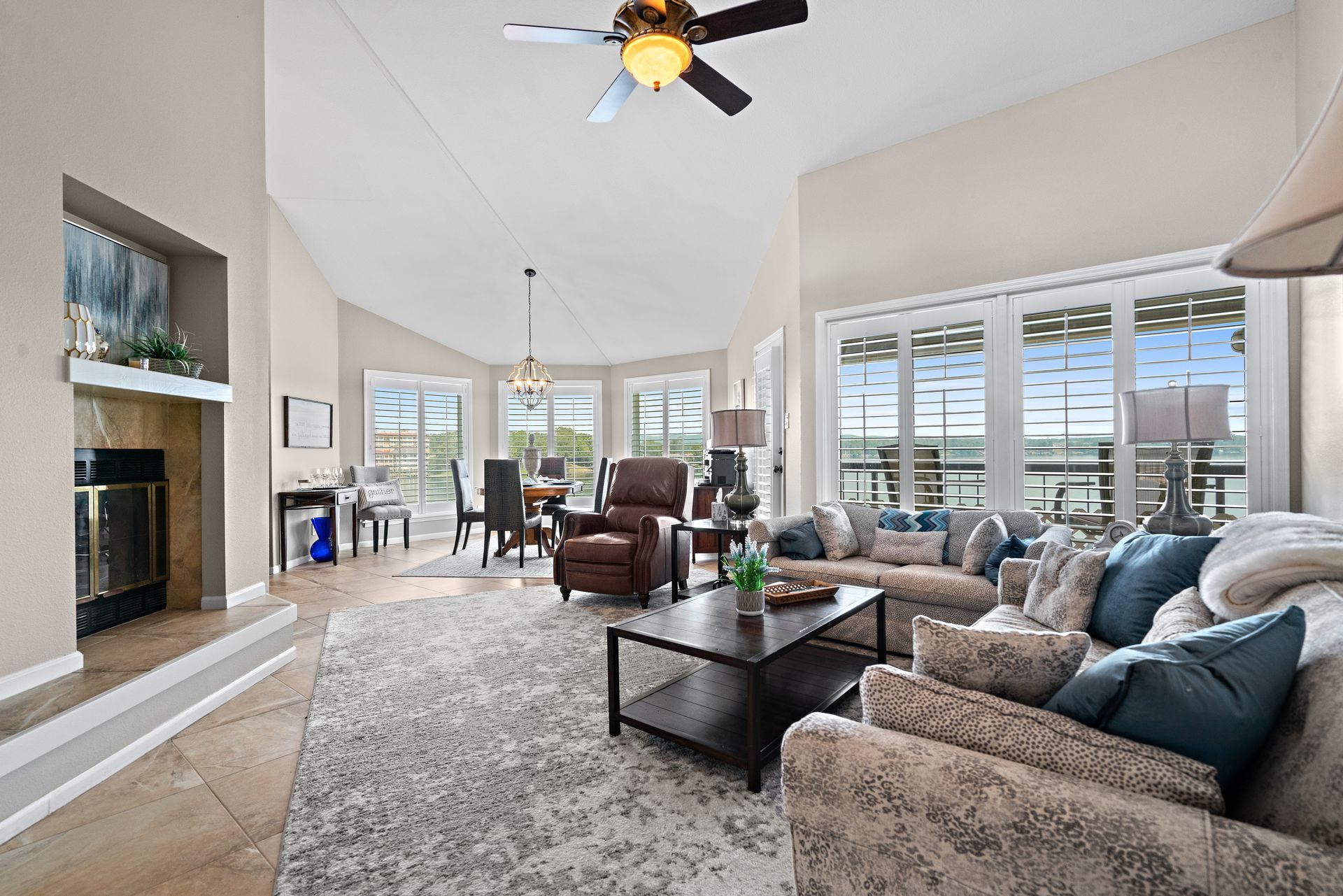 A living room filled with furniture and a ceiling fan.