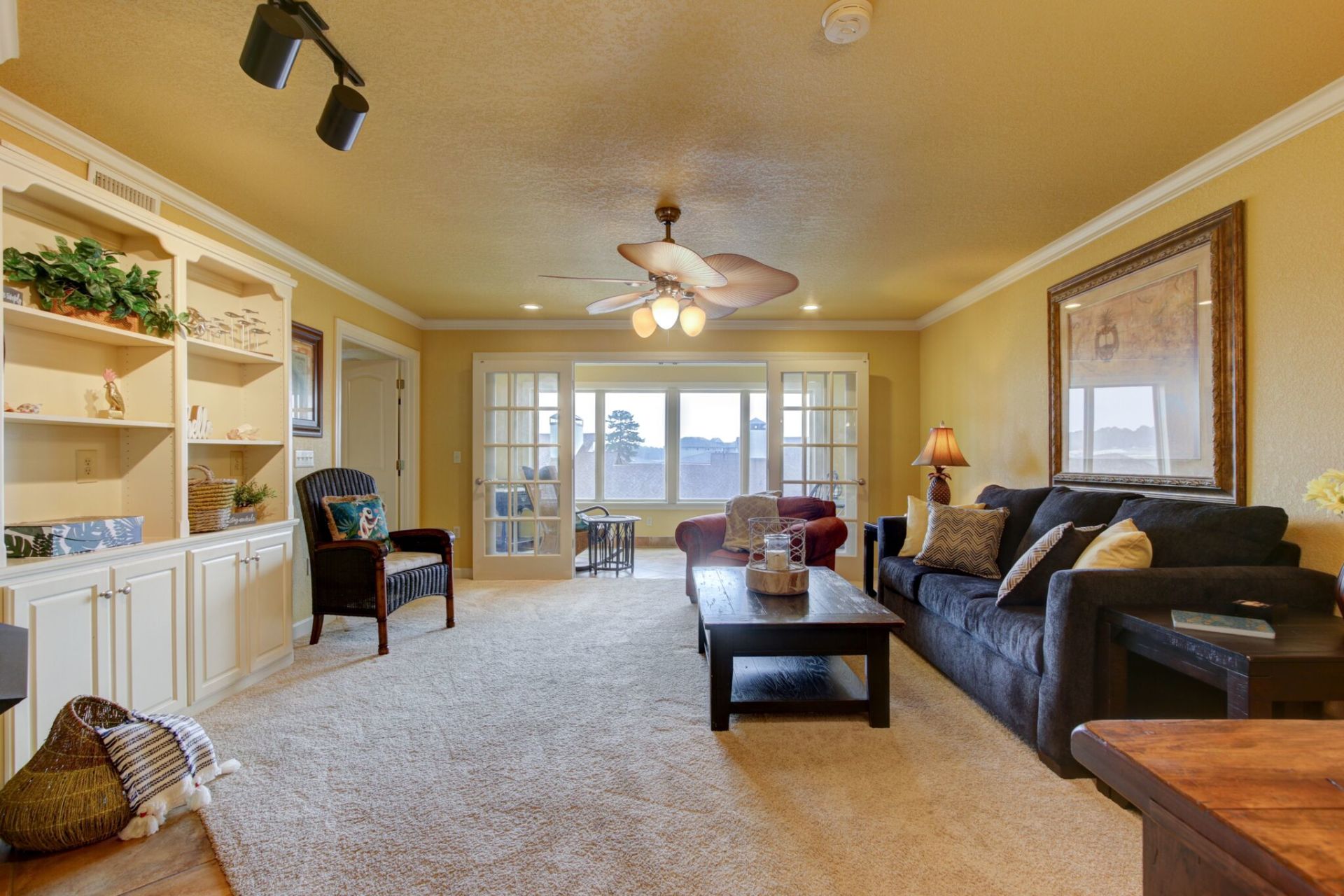 A living room filled with furniture and a ceiling fan.
