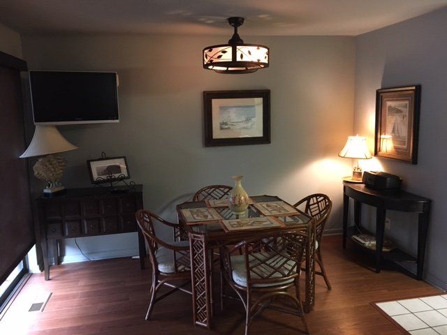 cozy dining area at Willow Beach D8