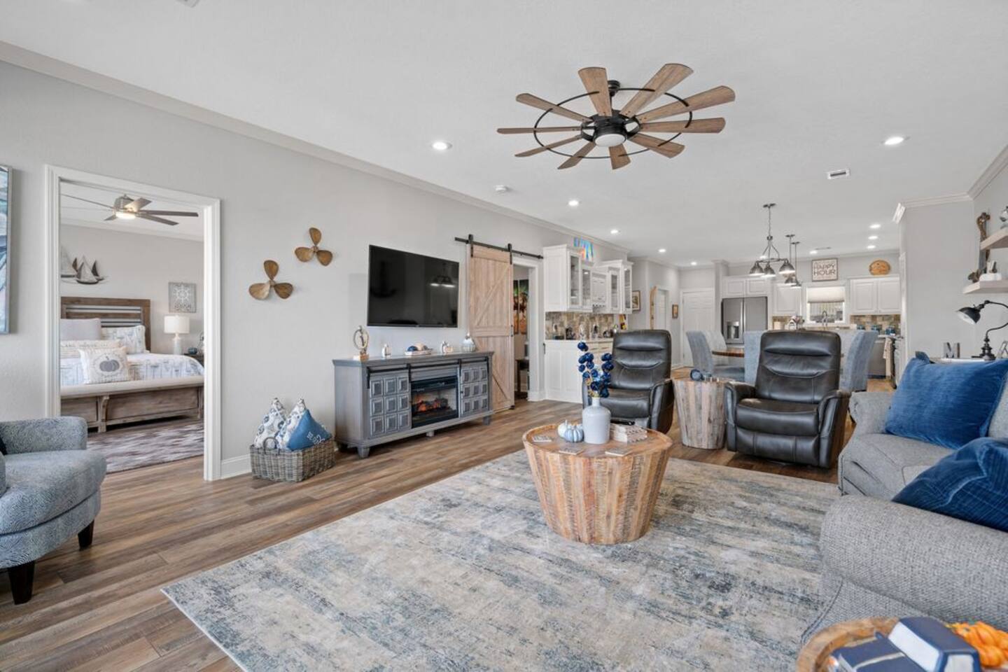A living room filled with furniture and a flat screen tv.