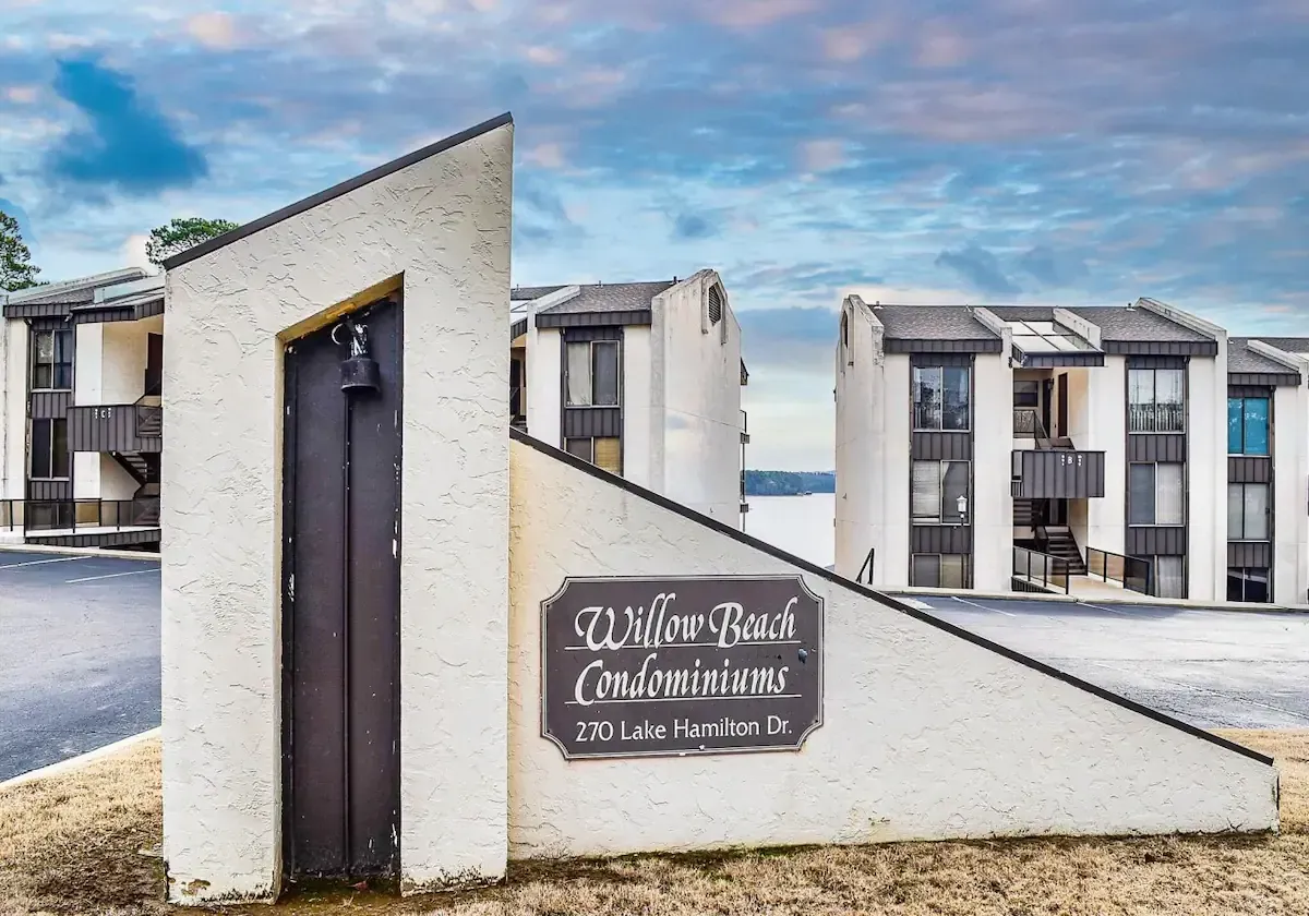 A building with a sign that says willow rock conservations