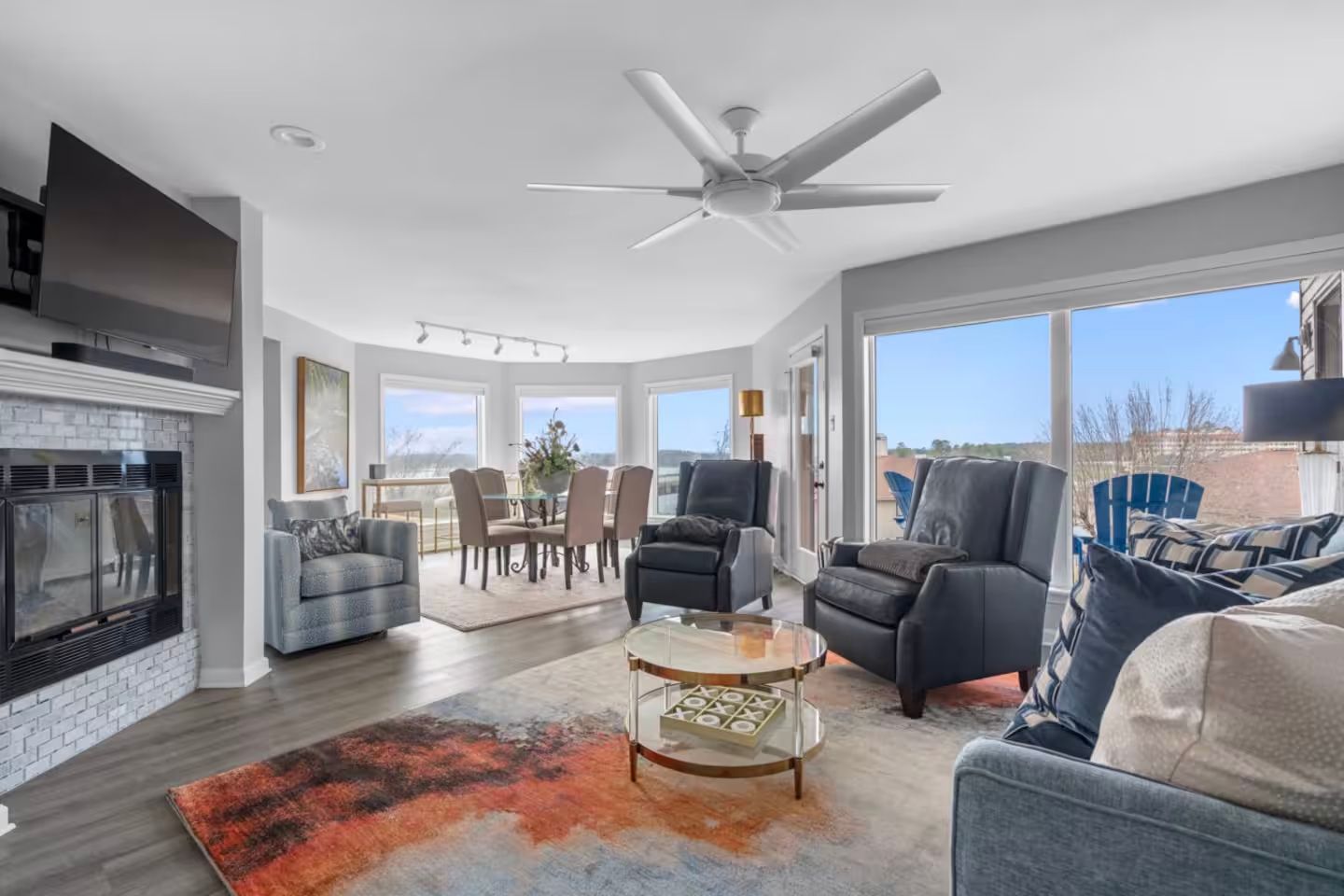 A living room filled with furniture and a ceiling fan.