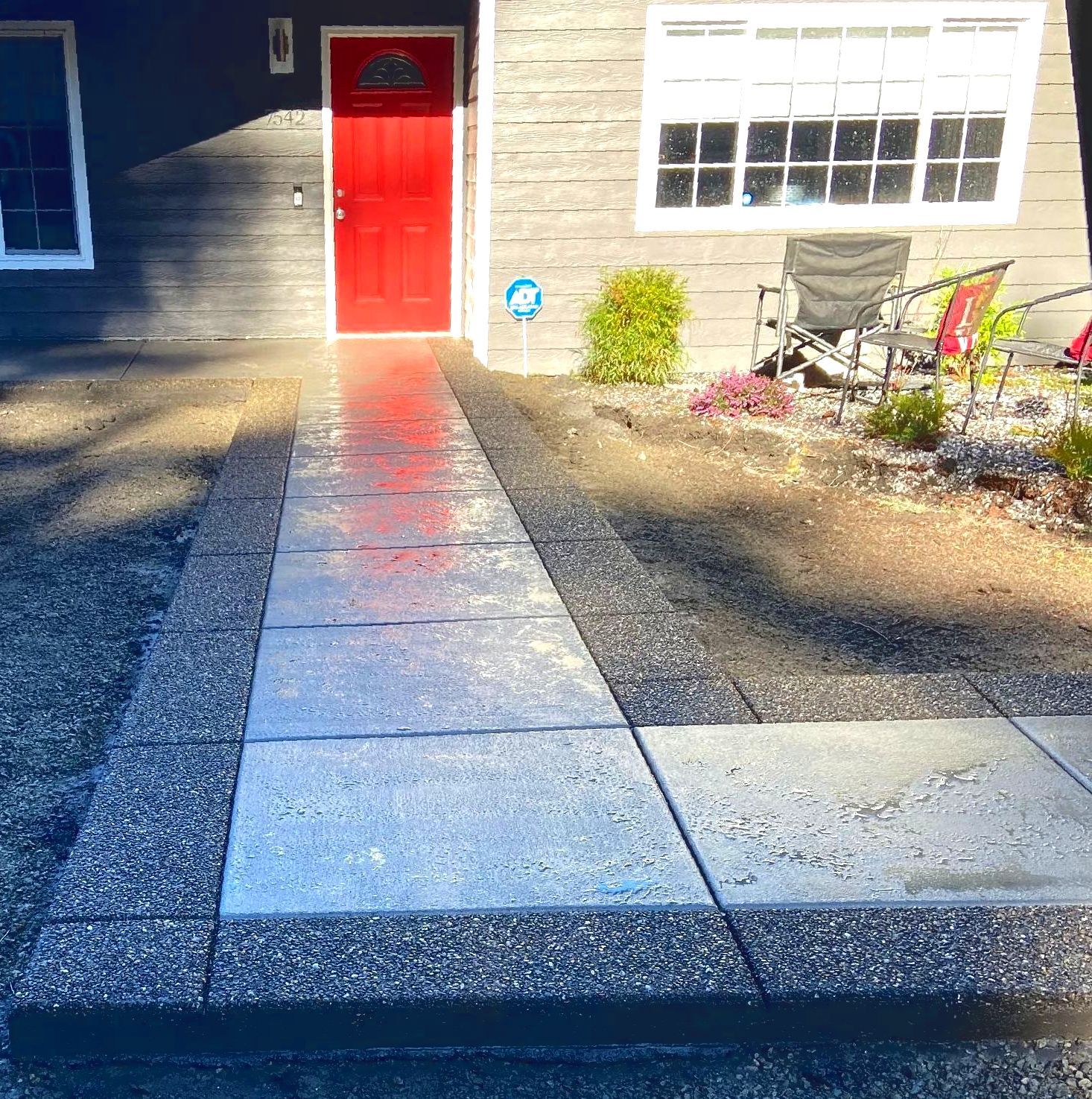 A concrete slab is sitting on top of a brick wall.